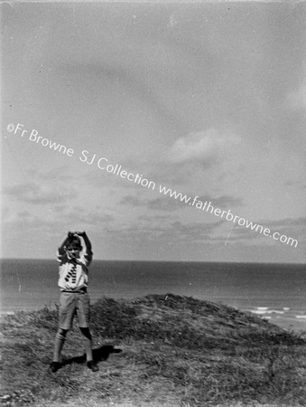 ON THE DUNES : GIRL